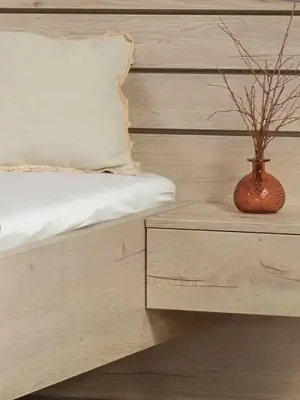 Noční stolek závěsný Značkový